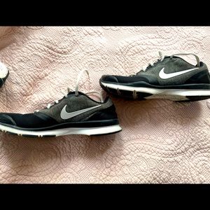 NIKE RUNNING SHOES